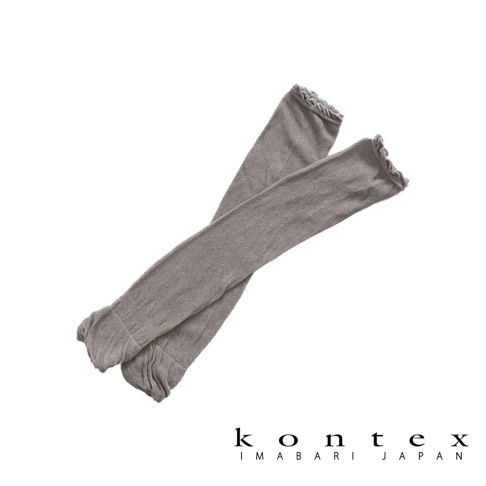 一雙淺灰色棉麻混紡袖套，兩端有荷葉邊設計，材質看起來輕薄透氣。