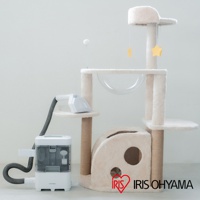 白色寬頭版織物清潔機，配有灰色軟管，連接到一個米白色貓爬架，貓爬架上有透明碗狀吊床和黃色星星吊飾。