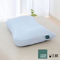 淡藍色王様枕，採用東麗雙倍高吸放濕柔滑材質，枕套觸感柔軟，枕身線條流暢，角落有綠色標籤，標示「日本製造 原裝進口」及「王様」品牌。