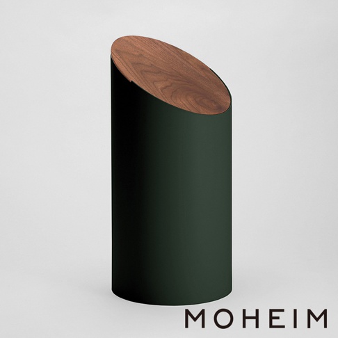 墨綠色圓柱形垃圾桶，頂部配有斜切的胡桃木蓋。