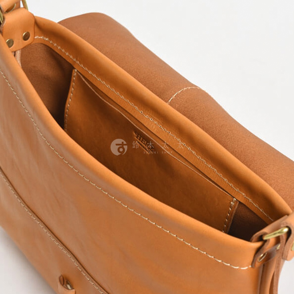 日本HERZ職人手作皮革細扣帶馬鞍包，棕色皮革內袋有品牌燙金Logo，展示包包的精緻細節。
