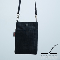 黑色三河木綿刺子織手機包，帶有可調節的黑色織帶和金屬掛鉤，正面有一個小口袋和一個帶有品牌標誌的按扣。