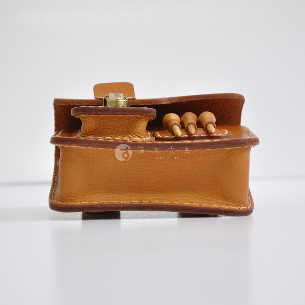 棕褐色皮革高爾夫腰包，帶有金屬鎖扣和可容納高爾夫球的設計。