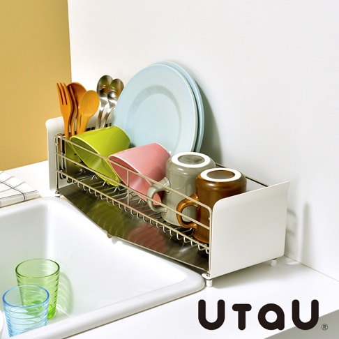 不鏽鋼窄型碗碟瀝水架，附有瀝水盤，展示了木製餐具、粉紅色、綠色、灰色及棕色馬克杯，以及淺藍色盤子。