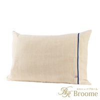 米白色今治五層紗枕套，右側邊緣有深藍色滾邊，左下角有品牌標籤。