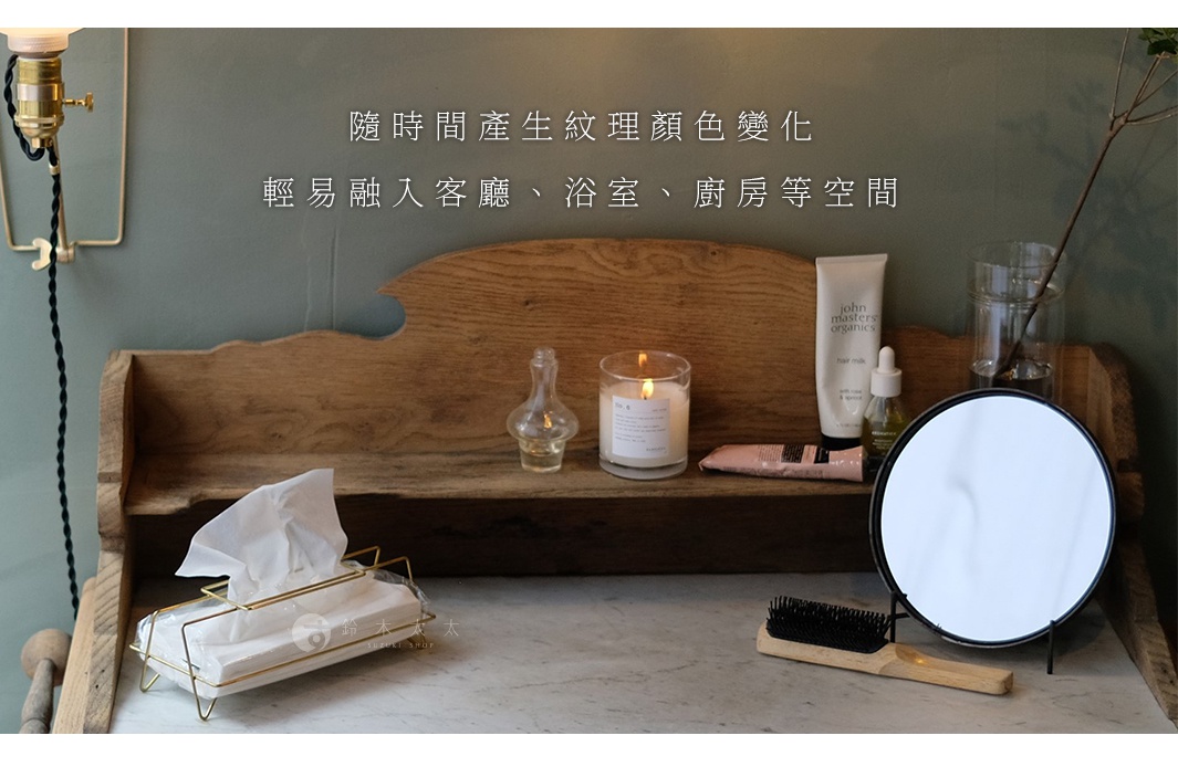 金色黃銅金屬邊框面紙盒，內含白色面紙，搭配木質背景與桌面上的香氛蠟燭、化妝品和鏡子。
