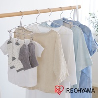 銀色金屬曬衣架，掛有兩雙白色點點襪子、兩雙灰色襪子、一件米色亞麻短袖上衣、一件白色上衣、一件淺藍色上衣，以及一件藍白條紋襯衫。