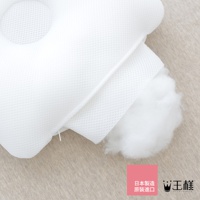 白色網狀材質的嬰兒皇冠枕，露出部分填充棉。