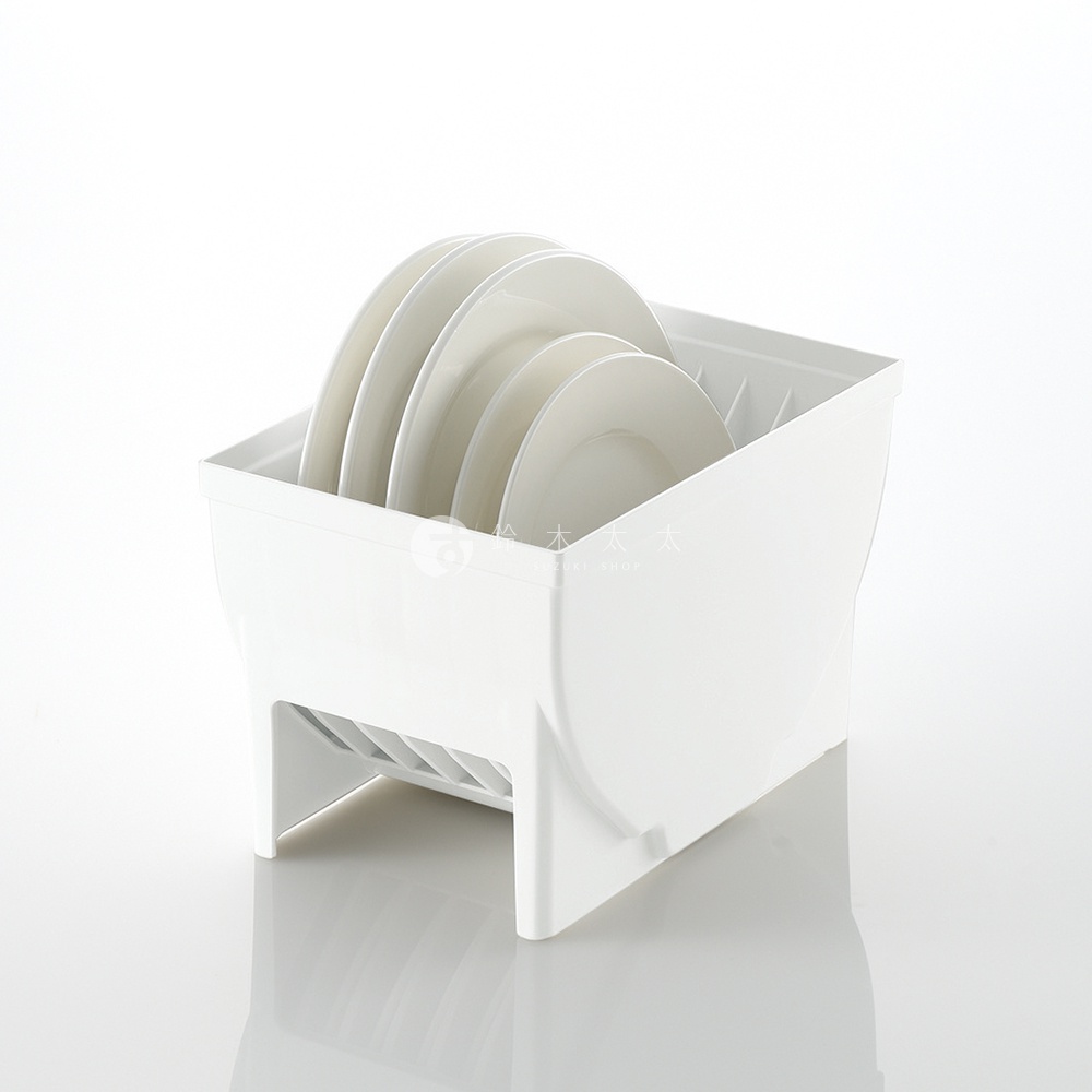 白色塑膠抽屜式餐盤收納架，收納數個白色盤子，架子底部有排水孔設計