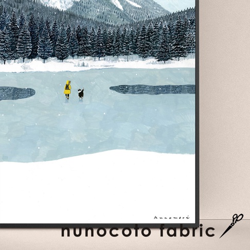 無框帆布藝術海報，描繪一幅冬日雪景，遠方是覆蓋白雪的山脈和茂密的松樹林。近景是一片結冰的湖面，湖面上有一位穿著黃色外套的人和一隻黑白相間的狗正在滑冰。畫面以柔和的藍色、白色和綠色為主調，營造出寧靜的氛圍。