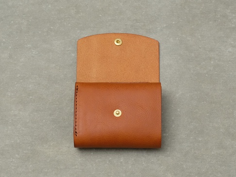 職人手作皮革Organ迷你短夾，採用棕色皮革製成，翻蓋設計，配有金色按扣。