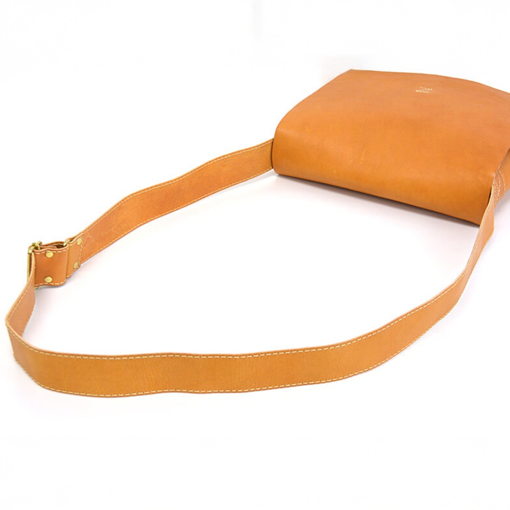 HERZ 職人手作皮革軟皮橫式斜背包，展現天然皮革的溫潤色澤與精緻車縫細節，搭配金屬釦件點綴，為經典斜背包設計增添質感。