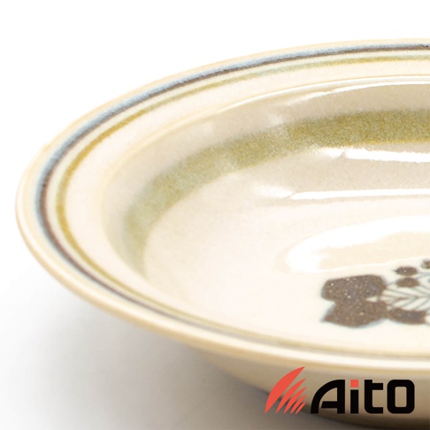 Anyware 美濃燒復古小碗，米白色陶瓷，碗緣有藍、黃、綠色條紋，碗內有葉紋圖案。