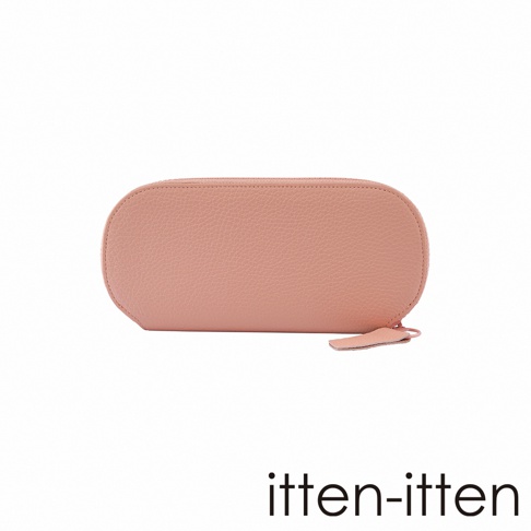 itten-itten 品牌粉紅色荔枝皮革圓角長夾，配有小巧的同色系皮革拉環