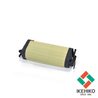 天然藺草編織的長條形枕頭，兩端為深藍色丹寧布材質，以黑色繩結固定。