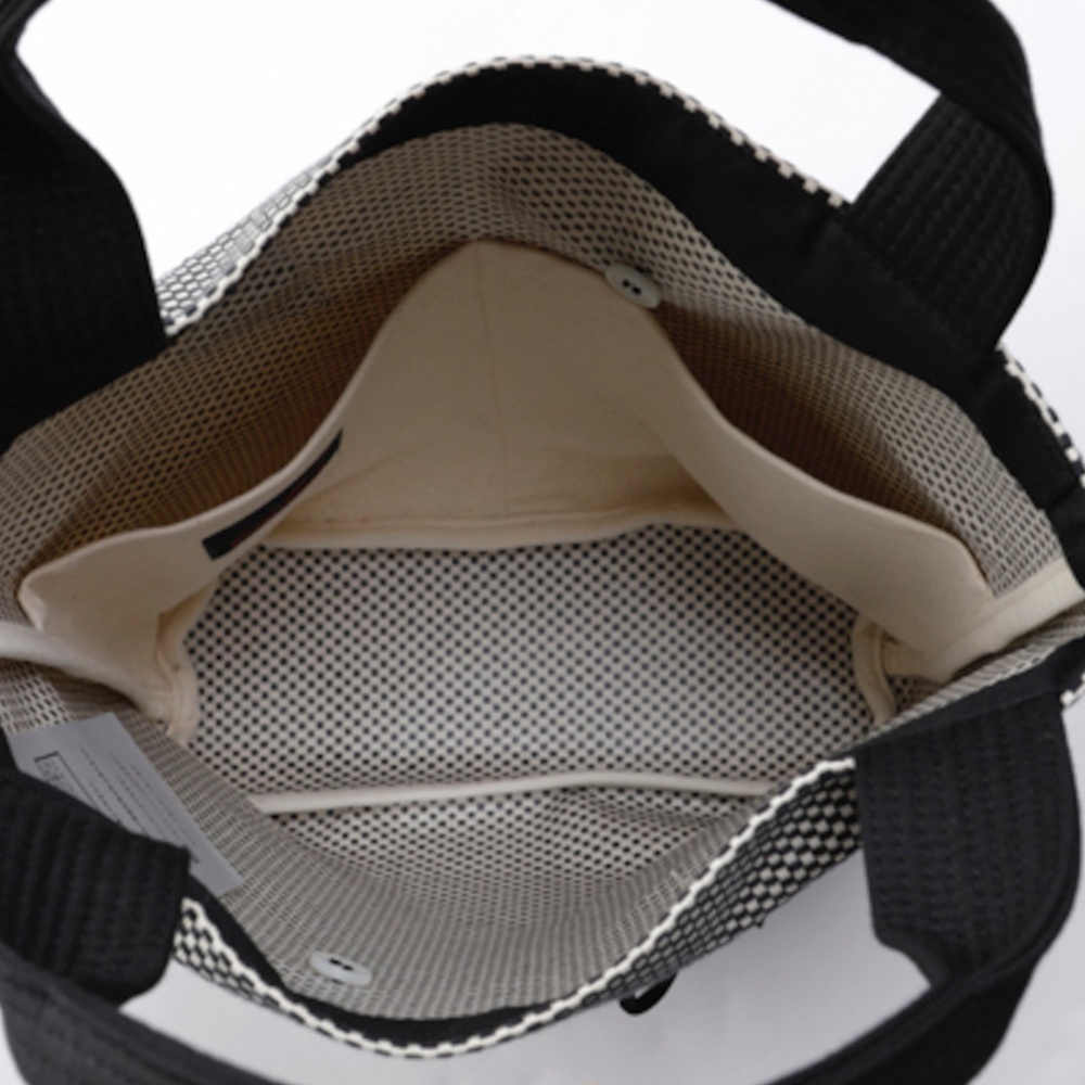 三河木綿刺子織直式收納托特包，黑色與米白色格子織紋，內部有米白色襯裡及分隔袋，黑色織帶提把。