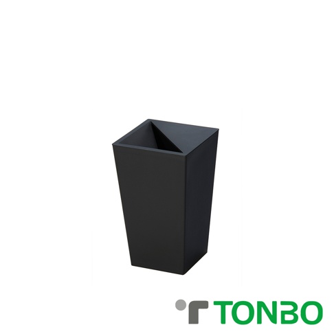 黑色方形半開垃圾桶，具有傾斜的頂部開口，整體呈梯形設計。