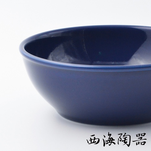 深藍色陶瓷料理深碗，碗緣帶有細緻的藍色線條，碗身呈現光滑的質感。