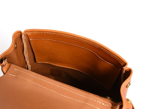 職人手作皮革屋瓦風經典雙扣後背包 (R-153) 內部細節，展示焦糖棕色皮革材質、縫線細節及內袋。