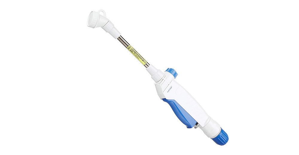 白色塑膠握柄的短灑水噴嘴，配有藍色旋鈕和金屬伸縮管，噴頭為白色塑膠材質，有掛環設計。