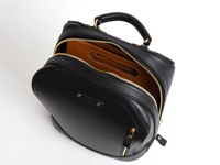 黑色皮革直式收納袋中袋，拉鍊式開合，內襯為棕色皮革。