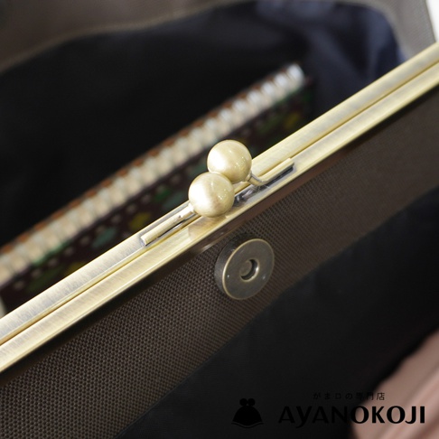 AYANOKOJI 京都職人手作Sarei機能布中型口金托特包，展示了包包的金色金屬扣環和兩個圓形綴飾，以及內部的印花布料。