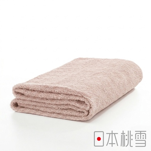 一張折疊整齊的淺粉色日本桃雪精梳棉飯店浴巾，平放在純白色背景上，展現出厚實柔軟的毛圈質感，右下角印有日本桃雪品牌標誌。