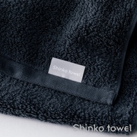 深藍色長纖匹馬棉浴巾，觸感柔軟，帶有「Shinko towel」織標。