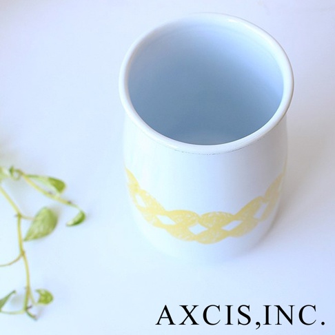 kukka 琺瑯廚具收納筒，白色圓筒形，飾有黃色編織圖案，內部為淺藍色。