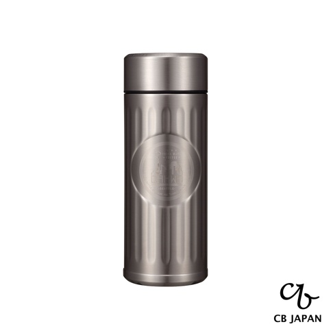 銀色金屬材質的城市咖啡保溫杯，杯身有垂直壓紋，中央圓形徽章印有咖啡相關圖案及文字，杯蓋為銀色旋轉式設計。