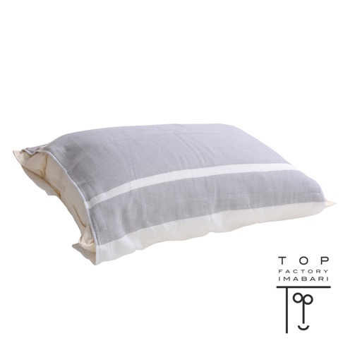 灰色今治四層紗枕套，帶有兩條白色橫條紋，材質為純棉。
