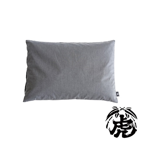 灰色布面長方形竹炭枕，表面有細緻紋理，右下角有黑色虎形圖案標誌。