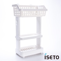 白色塑膠三層浴室收納架，頂部為帶有網格孔洞的置物籃，中間層為帶有排水孔的淺盤，底部為帶有條狀排水孔的較深收納槽。