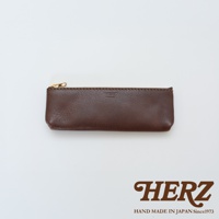 職人手作皮革經典收納筆袋 KP-25，深棕色，拉鍊為金色，皮革表面帶有自然紋理。