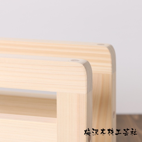 木製拖鞋收納架，淺木色，材質為實木，簡約的兩層結構，邊緣圓潤。