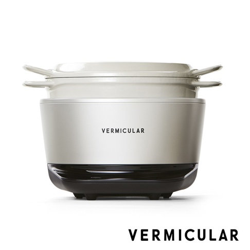 日本 Vermicular IH 琺瑯鑄鐵鍋，為米白色鍋身，搭配黑色鍋蓋及底座，造型簡約，帶有品牌 Logo。