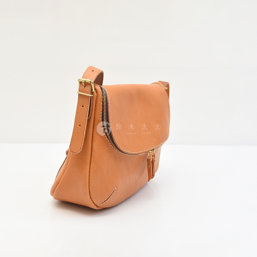 日本HERZ職人手作Stare皮革大容量馬鞍包CK-150，焦糖色，側背視角，附品牌標誌。