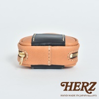 職人手作皮革三角飯糰造型小物收納包，咖啡色皮革搭配黑色皮革飾帶，設有金色拉鍊。