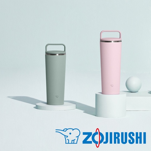 兩款不鏽鋼一體式杯蓋隨行保溫杯，分別為淺綠色和粉紅色，皆配有隨行把手，杯身呈現啞光質感，頂部有銀色杯蓋。