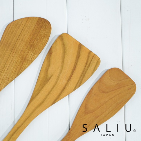 三支木製斜口鍋鏟，皆為淺棕色山櫻木材質，紋理清晰，呈現自然質感。