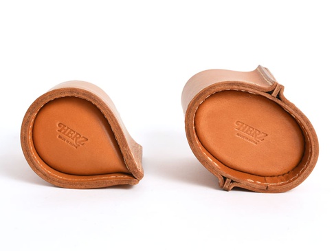 職人手作皮革分隔筆筒 (KZ-89) W，淺棕色皮革製成，兩側有縫線細節，內部印有「HERZ MADE IN JAPAN」字樣。