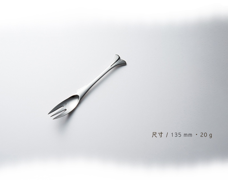 不鏽鋼製點心叉，造型如魚，有三叉，長135毫米，重20克