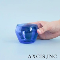 LAGOM 清透復古圓潤玻璃杯，S尺寸，採用深藍色玻璃製成，杯身呈現不規則的圓潤造型，手持感十足。