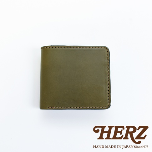 職人手作皮革二折橫式卡片紙鈔小短夾，深綠色調，簡約設計，皮革質感細膩，縫線整齊。