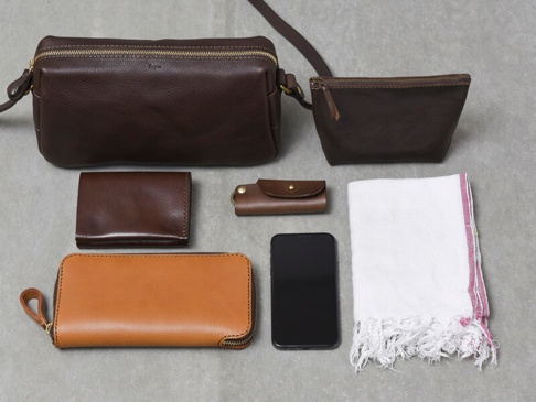 収納例:、マチ付き二つ折り財布(GS-16)、ラージファスナーウォレット(GS-51)、ギボシ留め縦型キーケース(GS-23)、スマートフォン、マチ付きファスナーポーチ(GS-13)Mサイズ、タオル。