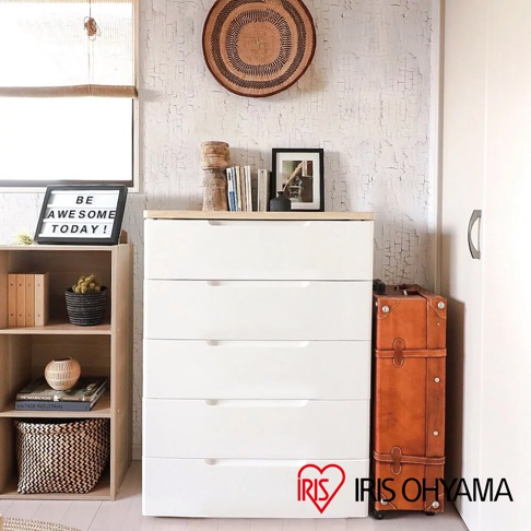 五層白色木質天板收納櫃，寬約73公分，配有簡潔的抽屜把手，頂部為淺木色。櫃子旁邊擺放著復古棕色皮質行李箱。