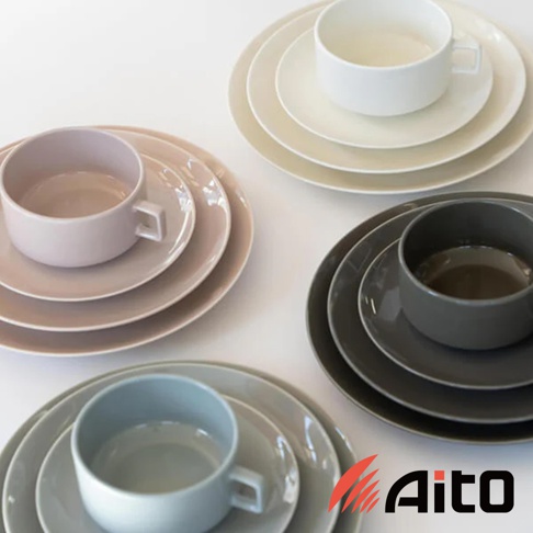 四組美濃燒圓形餐盤組，包含盤子和杯子，顏色分別為淺粉色、白色、炭灰色及淺灰色，材質為陶瓷。