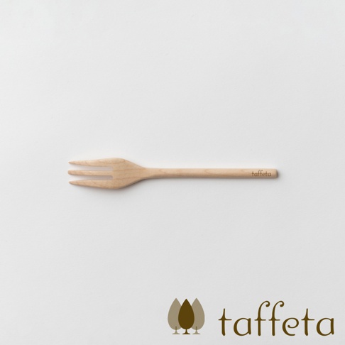 一支淺色楓木製成、有三叉的點心叉，叉柄末端有壓印的「taffeta」品牌名稱。