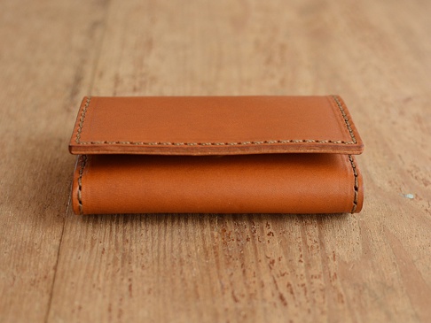職人手作皮革Organ證件分類收納夾 (GS-30)，淺棕色皮革，手工縫線，簡約設計，放在木質背景上。