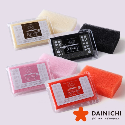 DAINICHI品牌的多種顏色超耐用除污快乾海綿，有黃色、粉紅色、黑色和橘紅色，以及單獨的黑色和橘紅色海綿，以簡約背景呈現。